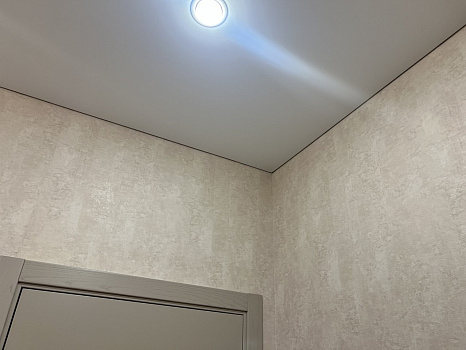 Одноуровневый матовый потолок в гостиной  фото