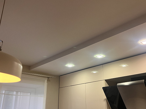 Натянули двухуровневый потолок в гостиной и спальне фото